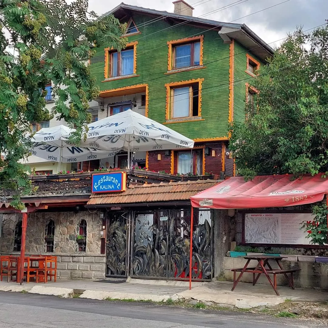 Къщата и механата откъм улицата