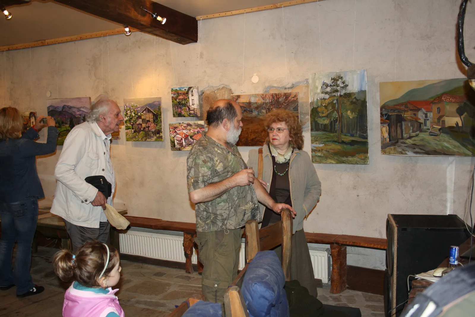 Пленер 2011 – гостите разглеждат картините