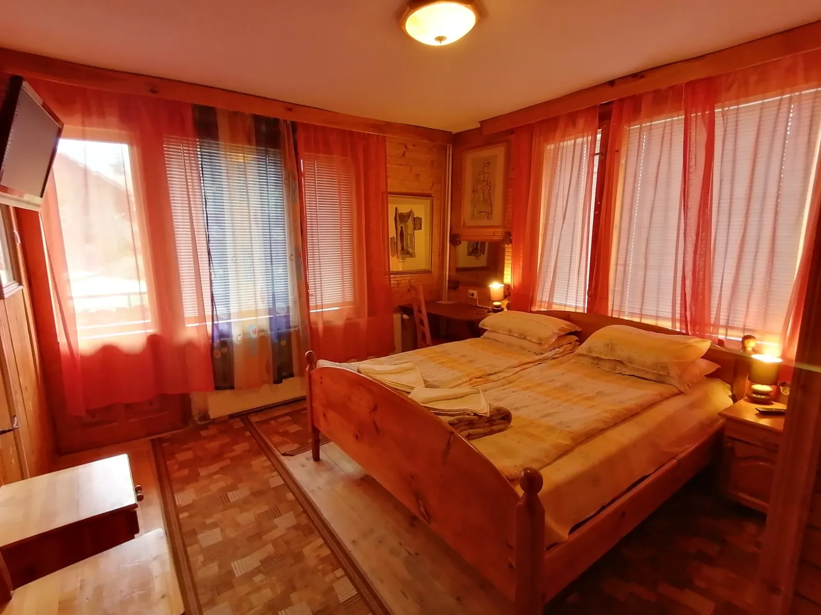 A double bed with bedside lamps