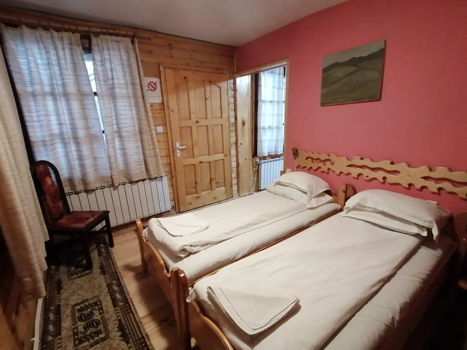 Две легла с резбована табла